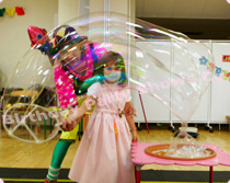 Шоу гигантских мыльных пузырей на детском празднике