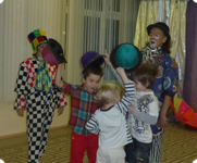Клоуны с фокусами на детском празднике