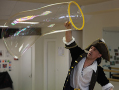 Гигантские мыльные пузыри на детском празднике с пиратами